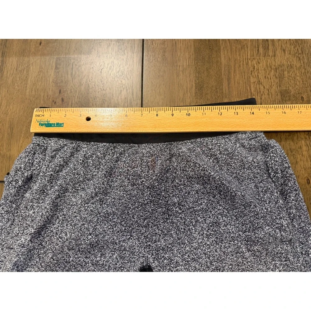 Lululemon Mens Heathered Grey Athletic Training Shorts‎ Rear Zip Pocket Size S/M